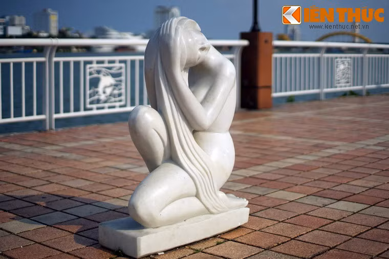 Thông qua các tác phẩm, nét đẹp hình thể của người phụ nữ đã được tôn vinh bằng những đường nét phóng khoáng, đầy tính nghệ thuật.