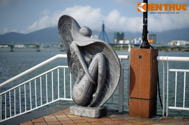 Nhiều bức khác được tạo hình theo lối cách điệu.