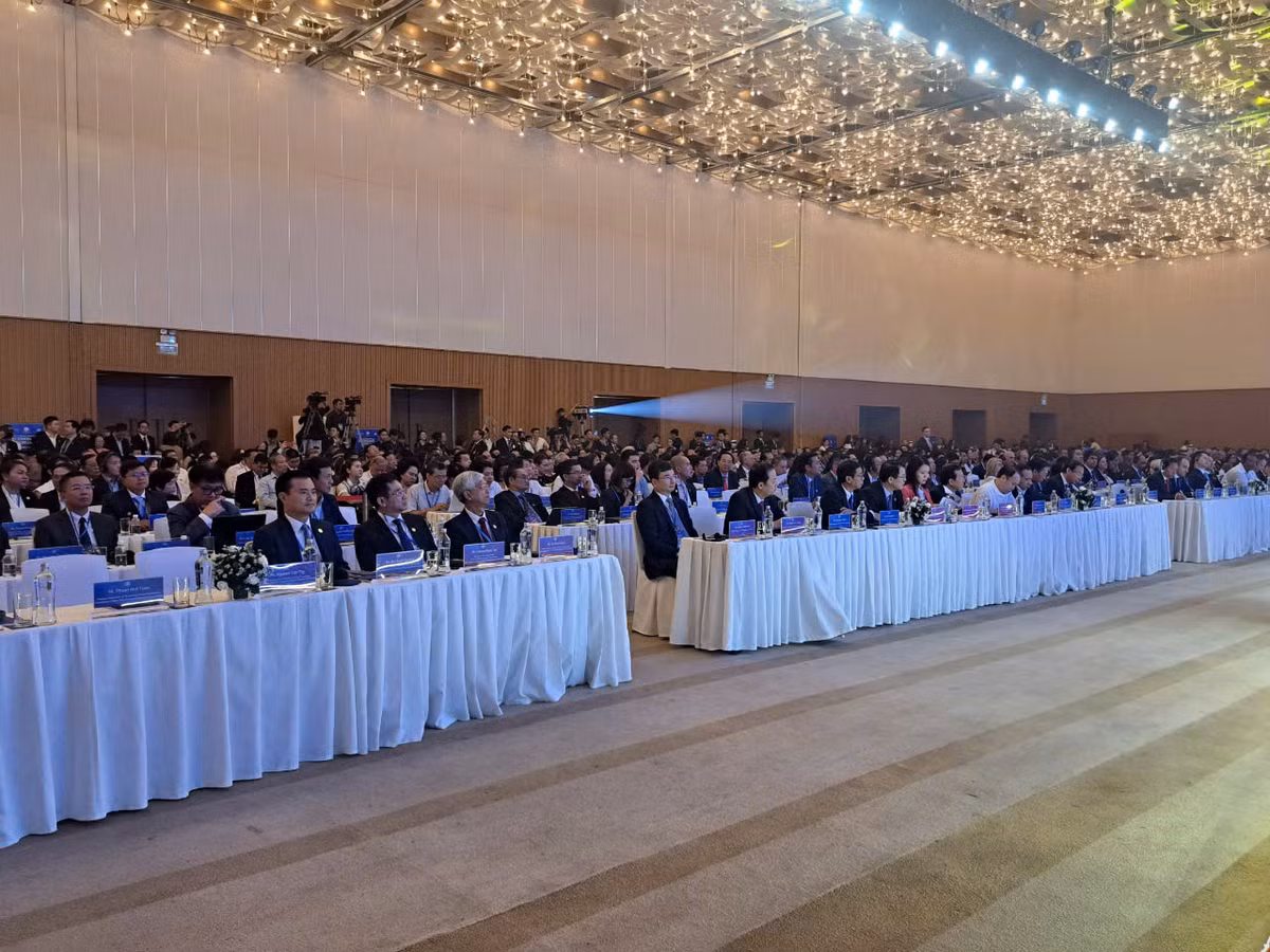 Chu tich Dien dan Kinh te the gioi Talkshow voi gioi tre TP HCM-Hinh-3