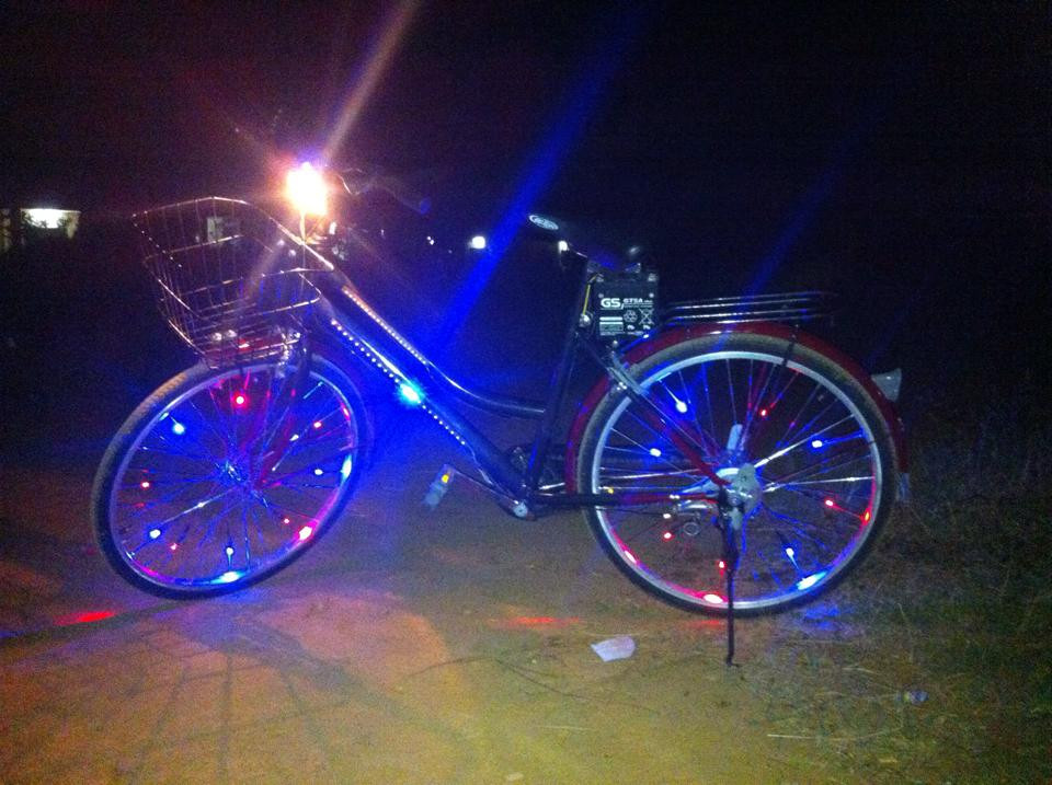 Đi xe đạp không có đèn chiếu sáng sẽ bị phạt 200 ngàn đồng Di xe dap khong co den chieu sang se bi phat 200 ngan dong