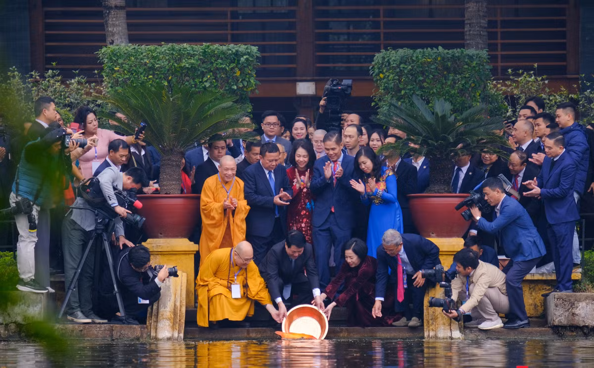 Chủ tịch nước cùng kiều bào thả cá chép tiễn ông Công, ông Táo Chu tich nuoc cung kieu bao tha ca chep tien ong Cong, ong Tao