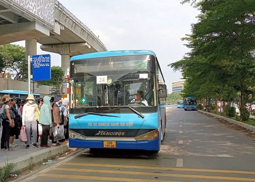 Ha Noi: Xe buyt hoat dong xuyen Tet phuc vu nguoi dan