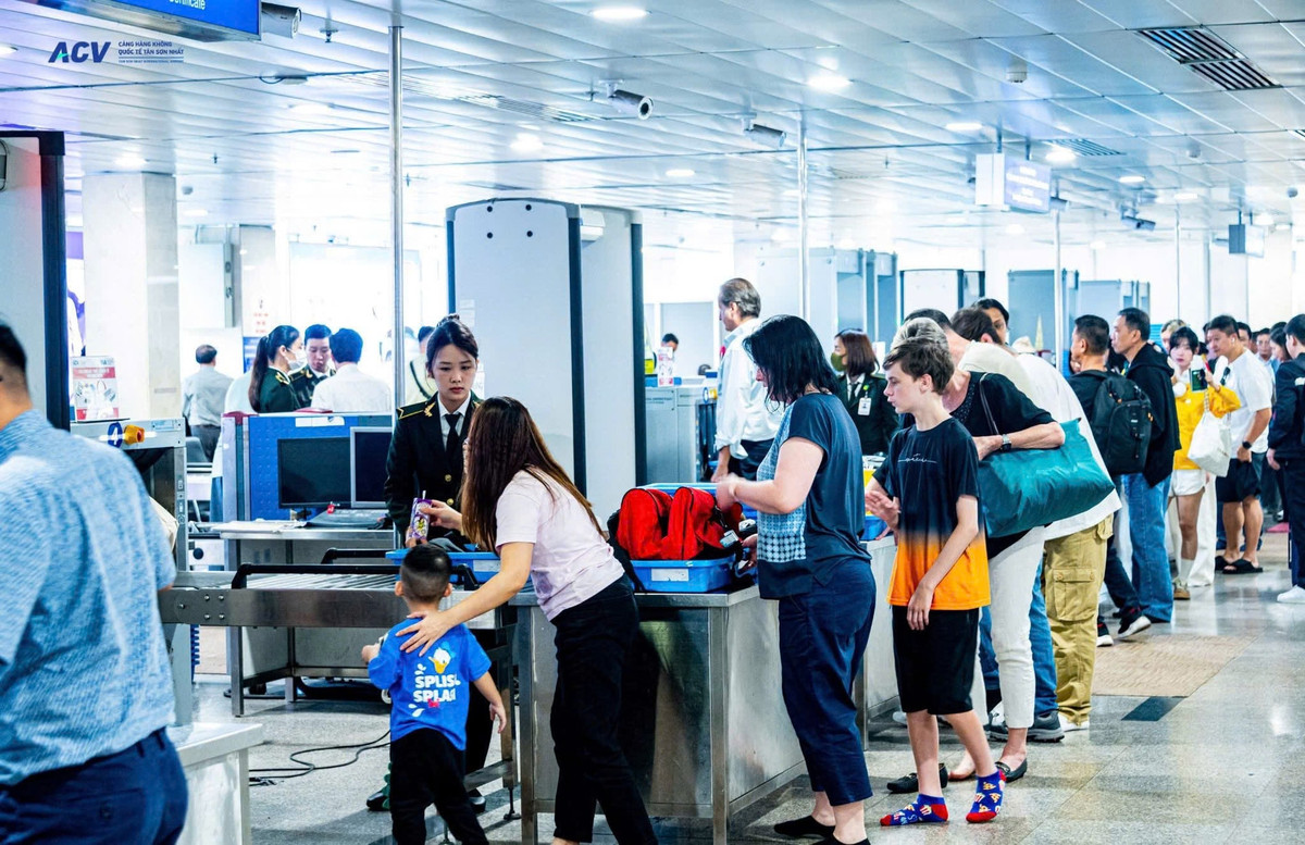 View - Giá vé máy bay đến Hà Nội dịp 2/9 tăng vọt, khách sạn "kín phòng" | Báo Tri thức và Cuộc sống - TIN TỨC PHỔ BIẾN KIẾN THỨC 24H