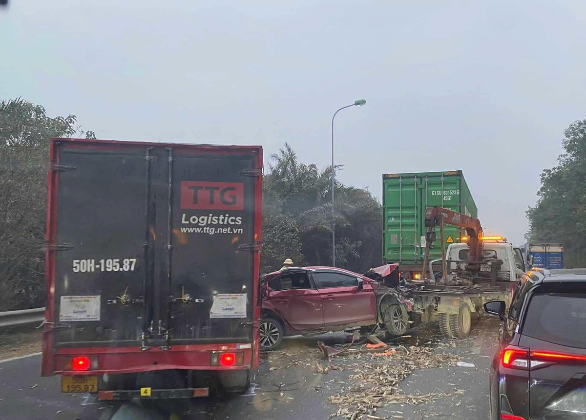 Hà Nội: Tai nạn liên hoàn ở Đại lộ Thăng Long gây ùn tắc Ha Noi: Tai nan lien hoan o Dai lo Thang Long gay un tac