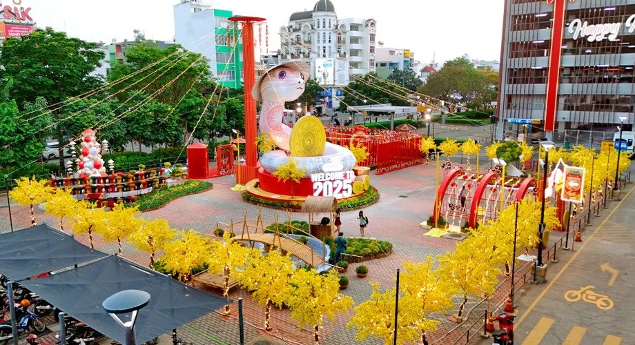 "Bé Na" tại một TTTM ở Tân Phú (TP.HCM) được lòng cộng đồng mạnh nhờ vẻ ngoài truyền thống và dễ thương. Tượng mang màu trắng với hình xăm hoa văn trống đồng. (Ảnh: SD Solution).