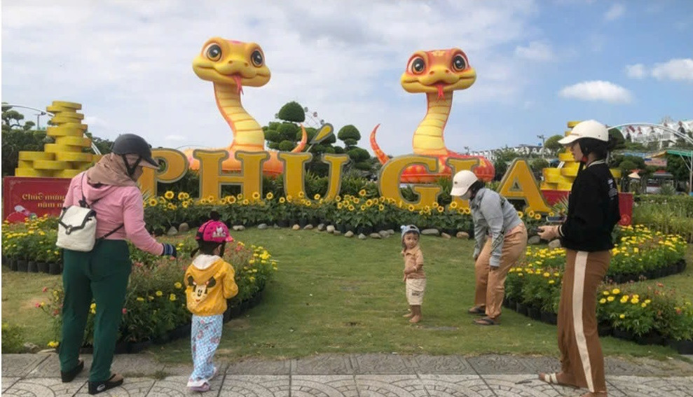 Nhiều du khách cũng check-in cặp "bé Na" phía trước khu đô thị Phú Cường tại đảo Phú Gia (Ảnh: Phương Đông)