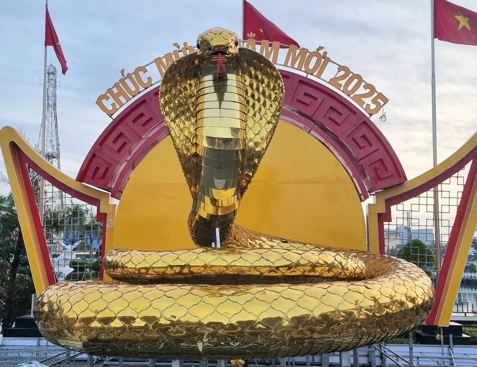 Linh vật rắn tại Bạc Liêu chào sân với hình tượng rắn hổ mang. (Ảnh: Giá Rai Quê Hương Tôi).