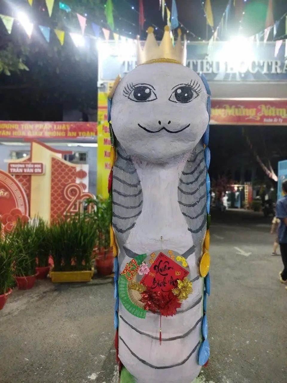 "Bé Na" trước cổng Trường Tiểu học Trần Văn Ơn (Biên Hòa, Đồng Nai) gây cười với vẻ ngoài giống nữ hoàng Ai Cập. (Ảnh: Trường Tiểu học Trần Văn Ơn).