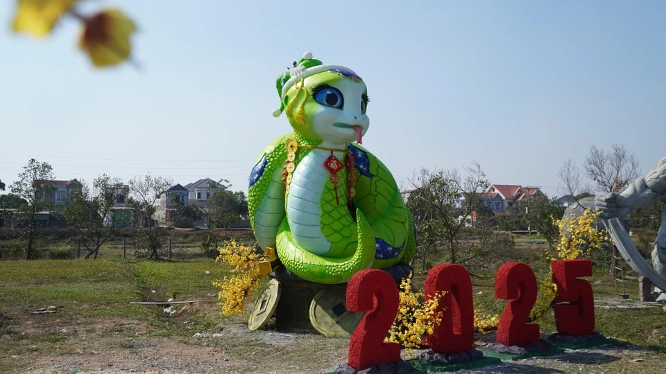 Nàng rắn đặt tại Vườn Hạnh Phúc (huyện Hiệp Hòa, Bắc Giang) do nghệ nhân Bùi Văn Quân thực hiện gây ấn tượng với màu xanh lục bắt mắt dưới ánh nắng. Ông Quân cho biết tượng nặng 7 tấn, cao 5,1 m. Chất liệu chủ yếu bằng xi măng, cốt thép. (Ảnh: Bùi Văn Quân).