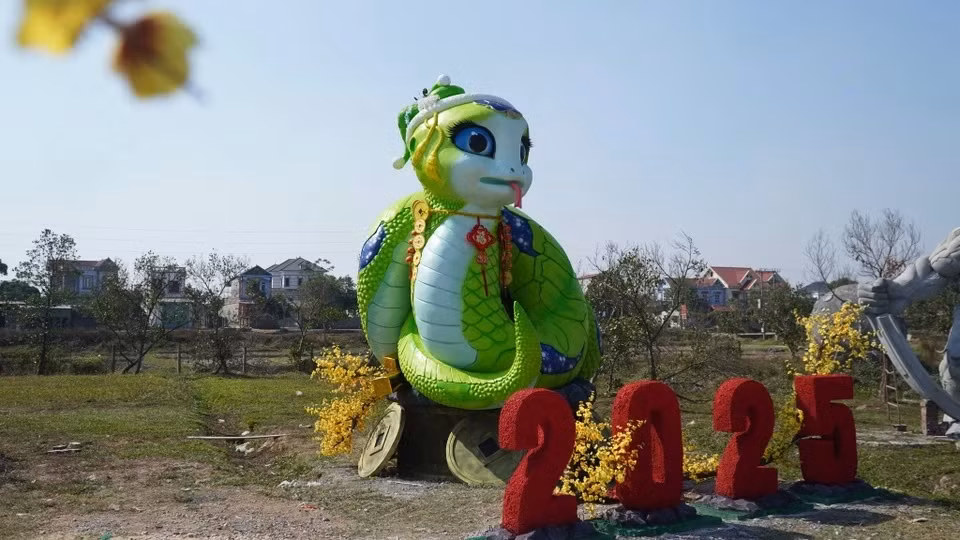 Nàng rắn đặt tại Vườn Hạnh Phúc (huyện Hiệp Hòa, Bắc Giang) do nghệ nhân Bùi Văn Quân thực hiện gây ấn tượng với màu xanh lục bắt mắt dưới ánh nắng. Ông Quân cho biết tượng nặng 7 tấn, cao 5,1 m. Chất liệu chủ yếu bằng xi măng, cốt thép. (Ảnh: Bùi Văn Quân).