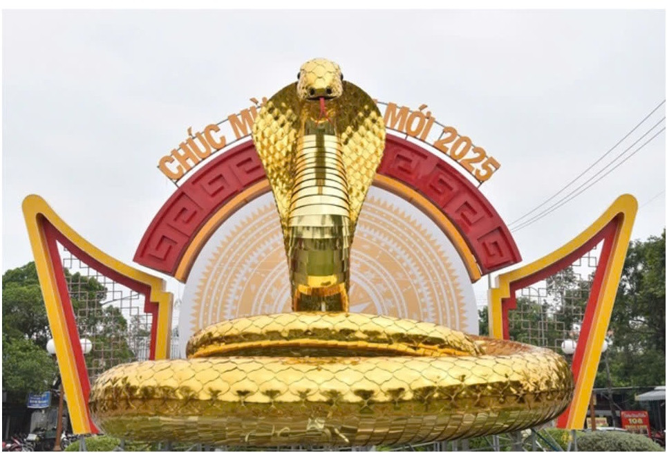 Các nghệ nhân đang hoàn thiện những công đoạn cuối cùng của linh vật rắn ở Bạc Liêu (Ảnh NLĐ)