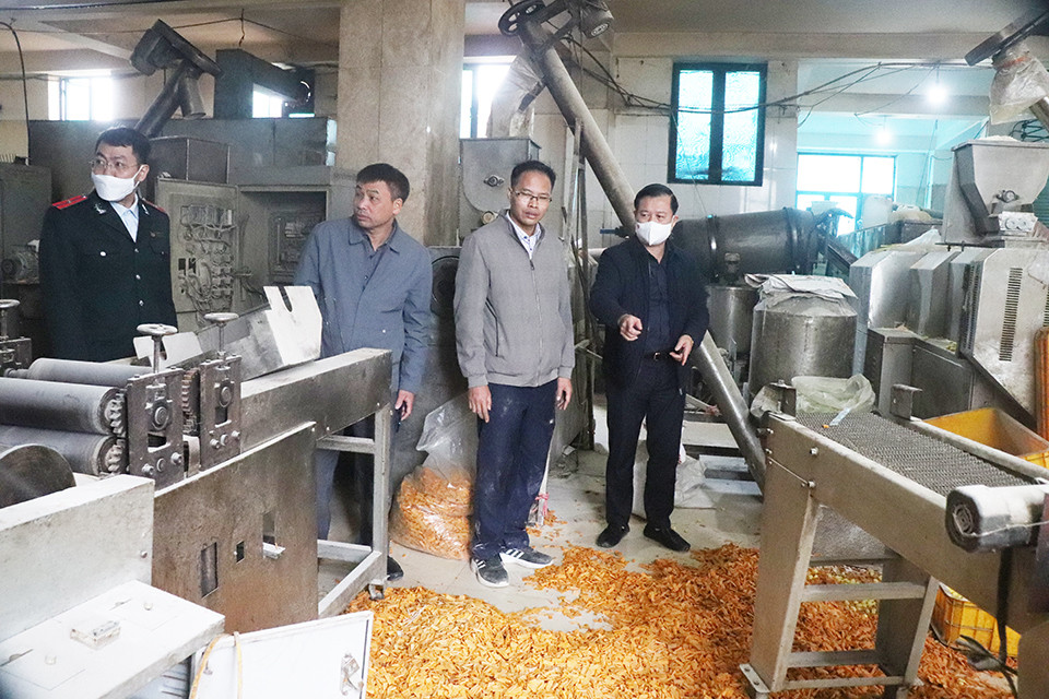 Hà Nội: SX bánh kẹo, chiên bim bim bằng dầu “đen như nước cống” - Hình 3 Ha Noi: SX banh keo, chien bim bim bang dau “den nhu nuoc cong”-Hinh-3