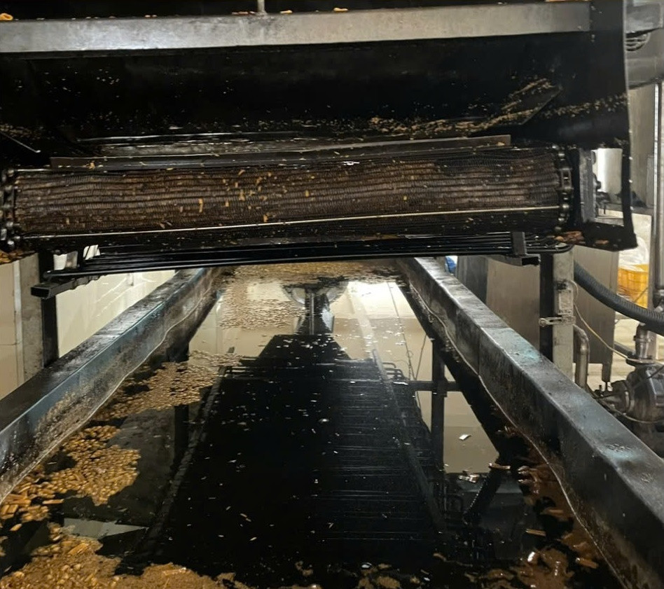 Hà Nội: SX bánh kẹo, chiên bim bim bằng dầu “đen như nước cống” - Hình 2 Ha Noi: SX banh keo, chien bim bim bang dau “den nhu nuoc cong”-Hinh-2