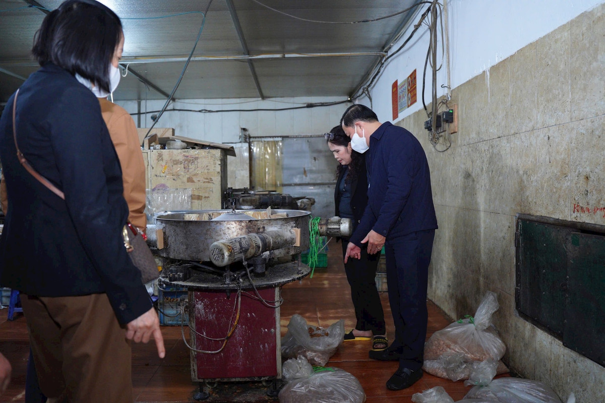 Hà Nội: SX bánh kẹo, chiên bim bim bằng dầu “đen như nước cống” - Hình 4 Ha Noi: SX banh keo, chien bim bim bang dau “den nhu nuoc cong”-Hinh-4