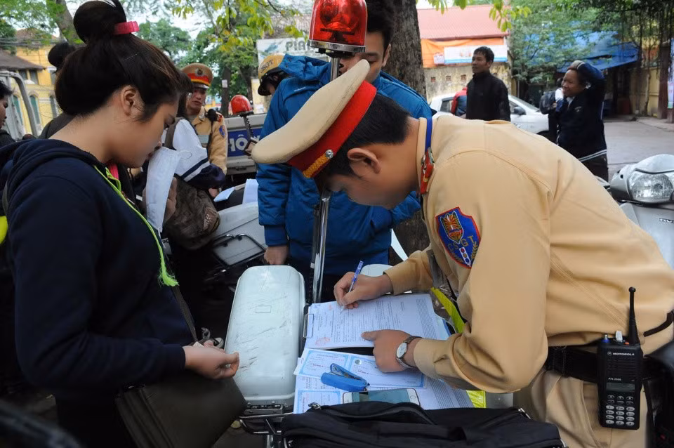 Ngay 2/1: 11.488 vu vi pham giao thong, nop kho bac hon 33 ty dong