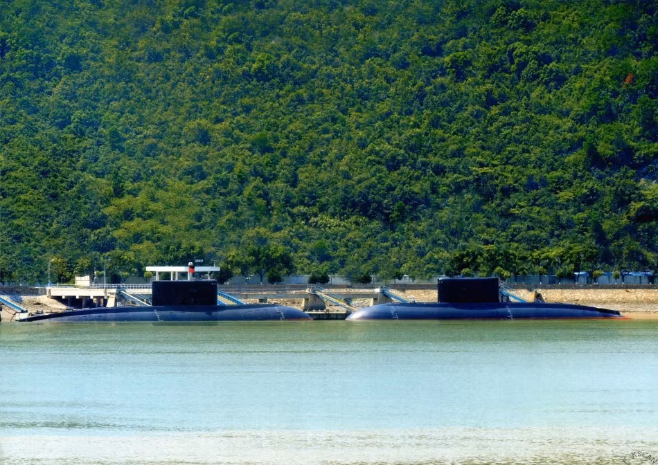 Ngoài là nước sở hữu tàu ngầm Kilo 636 nhiều nhất, Trung Quốc cũng là nước mua nhiều tàu ngầm Kilo nói chung nhất hiện nay, với số lượng lên tới 12 chiếc. Hợp đồng mua Kilo đầu tiên được Trung Quốc ký với Nga năm 1994 với giá trị 1 tỷ USD nhập khẩu 2 tàu ngầm Kilo 877EKM và 2 Kilo 636.