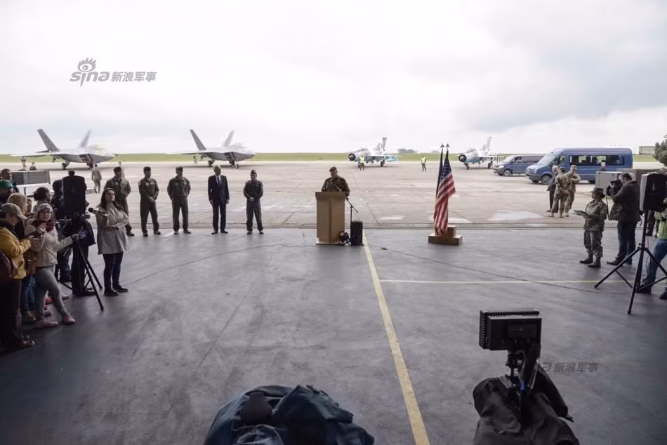 Hôm 25/4, lần đầu tiên chiến đấu cơ F-22 đã bất ngờ có chuyến thăm tới căn cứ không quân Mihail Kogalniceanu ở Romania. Chuyến thăm nằm trong sứ mệnh chung về tăng cường an ninh tại châu Âu của Không quân Mỹ. Đáng lưu ý, căn cứ mà F-22 tới nằm gần Biển Đen, cách căn cứ Sevastopol của Hạm đội Biển Đen Nga trên bán đảo Crimea gần 400km.