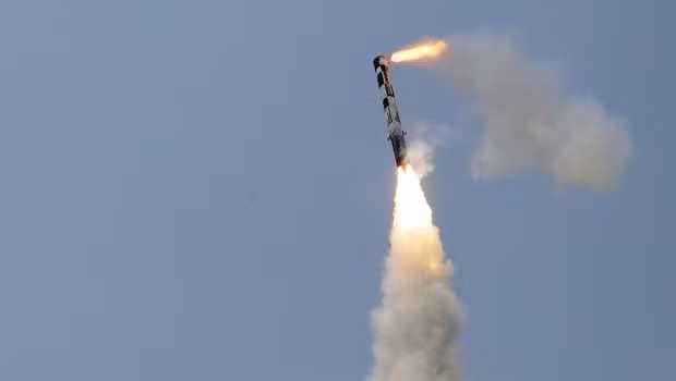 Tên lửa được trang bị hàng loạt công nghệ dẫn đường tiên tiến gồm: hệ thống định vị quán tính INS cùng liên kết cập nhật tham số mục tiêu từ radar tàu trong pha đầu và pha giữa; tới pha cuối nó sẽ có sự hỗ trợ bởi radar chủ động cùng hệ thống định vị vệ tinh GPS/GLONASS hay GAGANcho độ chính xác đến 1m. Ảnh: Động cơ đẩy phụ ở mũi đạn đang chuyển hướng bay của BrahMos từ phương đứng sang phương ngang tiến về mục tiêu.