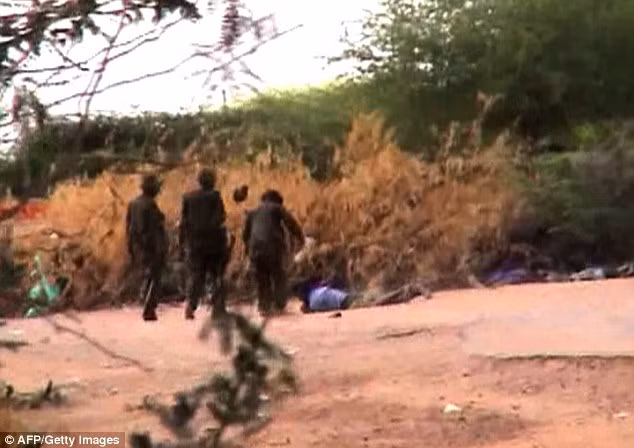 Lính Kenya đã bắt được một người đàn ông khi anh này cố gắng trốn thoát khỏi hiện trường vụ tấn công.