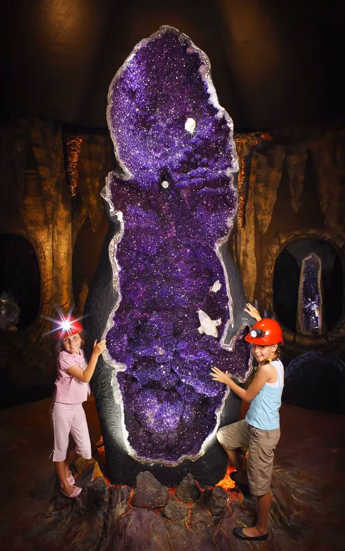 Hốc tinh thể đá quý Thạch anh tím lớn nhất thế giới – nữ hoàng của Uruguay. Trông như có muôn vàn ánh sao trú ngụ trong khối đá tím huyền ảo này.