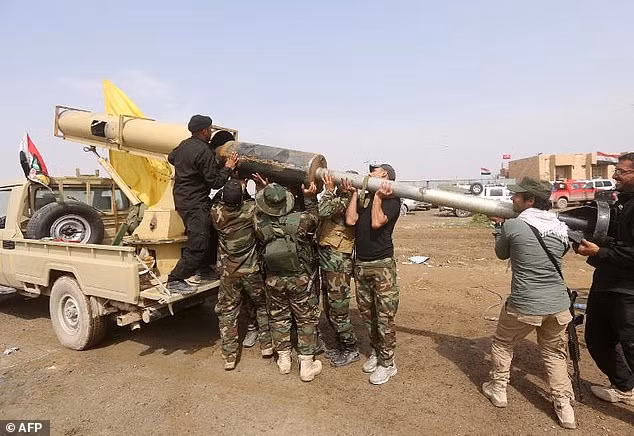 Dân quân người Shi'ite đang nạp pháo trong chiến dịch tái chiếm Tikrit từ tay IS.