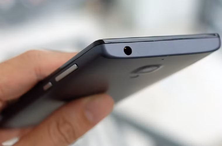 Trên đỉnh máy là giắc cắm tai nghe 3,5 mm.