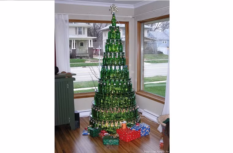  4. Từ... bia: Mùa lễ hội bao giờ cũng có bia, đừng cất chúng trong thùng. Hãy mang chúng ra ngoài, một chút khéo léo của bạn sẽ biến chúng thành cây thông Noel lấp lánh. Thưởng thức chúng sau đó vẫn chưa muộn.