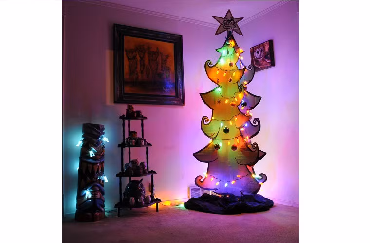  8. Từ bìa cứng: Với bàn tay khéo léo, những chiếc hộp giấy sẽ trở thành một vật trang trí lộng lẫy trong nhà bạn dịp Giáng Sinh. Chúng ta có thể cắt, ghép để tạo hình cây thông Noel tùy theo sở thích và cá tính của mình.