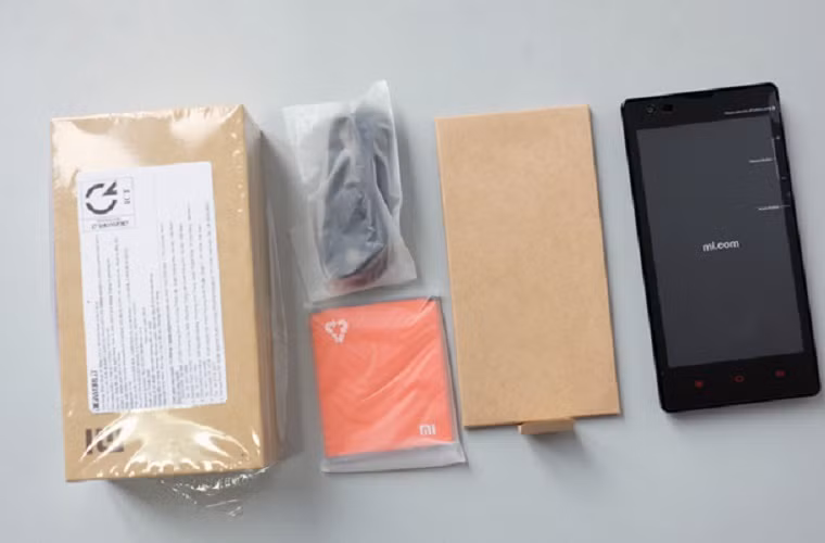 Phụ kiện đi kèm rất đơn giản với sách hướng dẫn, cáp nối và một viên pin.