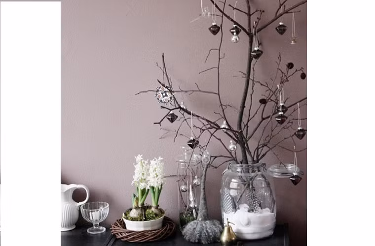  10. Từ cành cây khô: Cách này cũng được áp dụng khá phổ biến tại Việt Nam mỗi dịp tết để tạo cành mai, cành đào. Vậy thì dịp Noel, tại sao chúng ta lại không biến chúng thanh cây thông sặc sỡ?