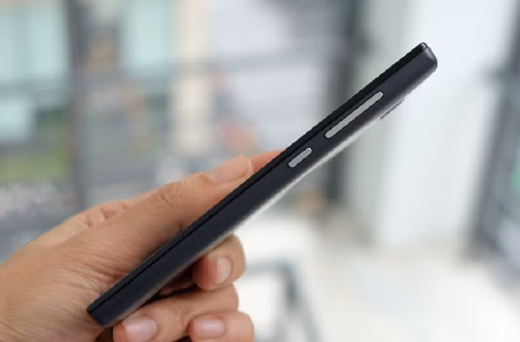 Cạnh bên với phím tăng giảm âm lượng và phím nguồn. Ngay dưới là một rãnh để mở nắp phía sau sản phẩm. Thiết kế của model này hơi dày một chút.