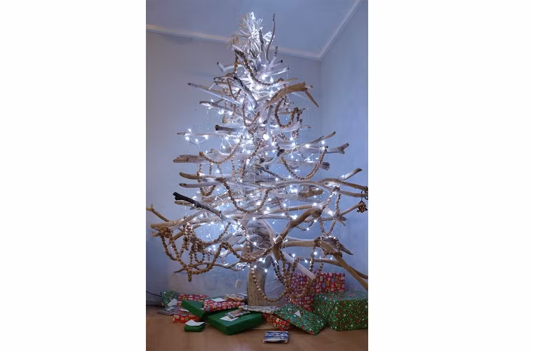  3. Những khúc gỗ khô: Cách này phù hợp với những ai ở quê, nhiều gỗ chưa dùng, sẵn cộng thêm tâm hồn lãng mạn đúng dịp Giáng sinh nhé.