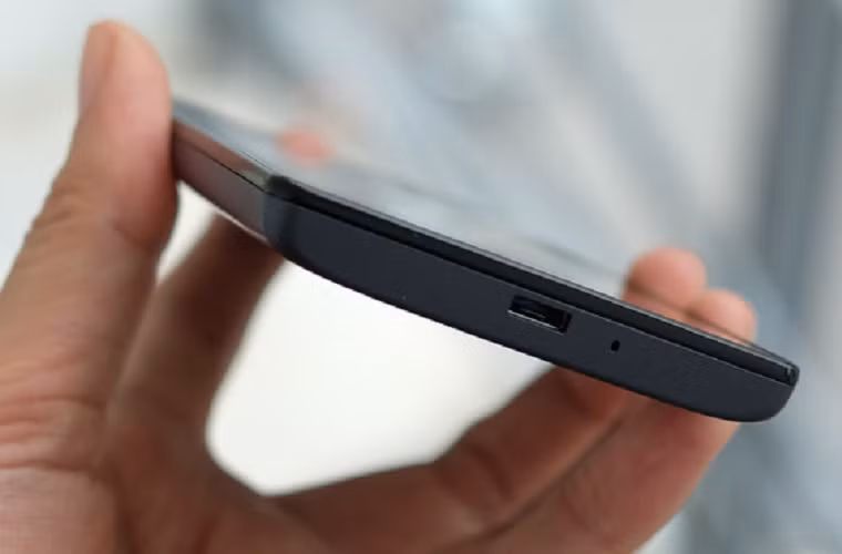 Cạnh dưới với giắc cắm microUSB.