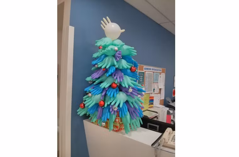  7. Từ bao tay cao su: Cách này cũng tương tự như những quả bong bóng. Tất nhiên, kết quả là cây thông không được mượt mà như trên.