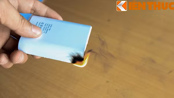 Vỏ của các loại pin dự phòng khác trên thị trường thường rất dễ bắt lửa và gây nguy hiểm khi bị cháy nổ.