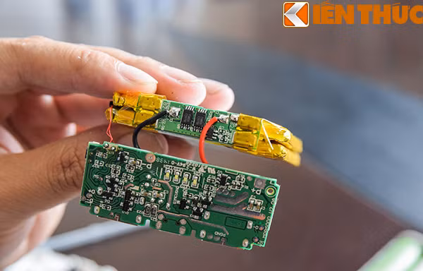 Mạch điện và mạch bảo vệ độc lập với nhau.