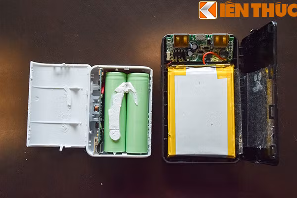 Pin Nickel-cadium (bên trái) và pin Lithium-Polymer của APC (bên phải).