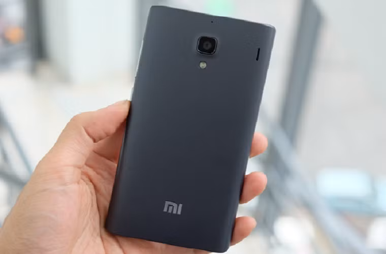 Vỏ sau bằng nhựa sần giúp cầm chắc chắn. Camera phía trên độ phân giải 8 megapixel đi kèm là đèn flash LED trợ sáng.