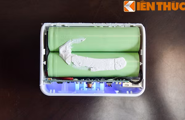 Pin 20.000mAh nhưng chỉ được trang bị 2 cell pin Nickel-Cadium bên trong.