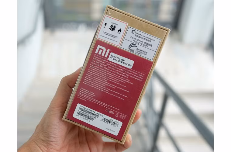 Hộp đựng máy làm bằng chất liệu có thể tái chế nhưng in khá ít thông tin về hình ảnh máy trên vỏ.