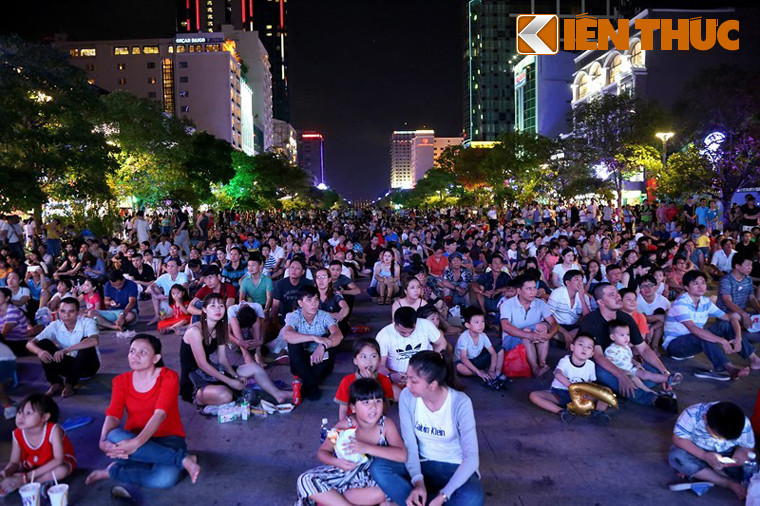 Đêm 2/9, kỷ niệm 73 năm ngày Quốc khánh nước Cộng hòa Xã hội Chủ nghĩa Việt Nam, TP HCM tổ chức bắn pháo hoa tại 2 điểm: Tầm cao ở nóc hầm vượt sông Sài Gòn và tầm thấp ở công viên Văn hóa Đầm Sen.