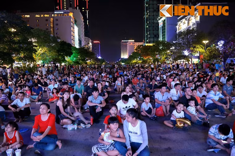 Đêm 2/9, kỷ niệm 73 năm ngày Quốc khánh nước Cộng hòa Xã hội Chủ nghĩa Việt Nam, TP HCM tổ chức bắn pháo hoa tại 2 điểm: Tầm cao ở nóc hầm vượt sông Sài Gòn và tầm thấp ở công viên Văn hóa Đầm Sen.