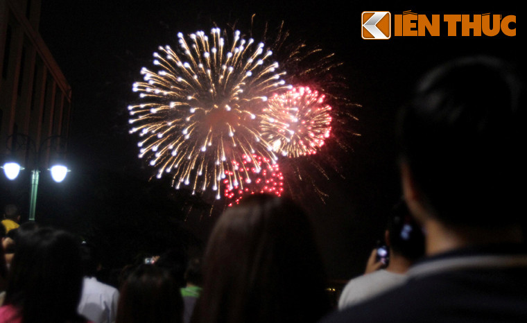 Nhiều bạn trẻ tay trong tay cùng chiêm ngưỡng pháo hoa. 
