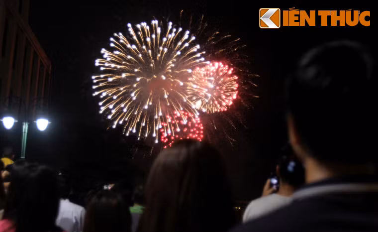 Nhiều bạn trẻ tay trong tay cùng chiêm ngưỡng pháo hoa. 