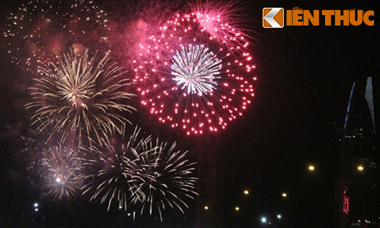 Pháo hoa rực sáng trên sông Sài Gòn.