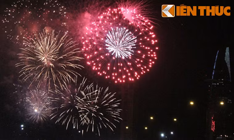 Pháo hoa rực sáng trên sông Sài Gòn.