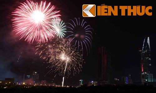 Đúng 21h tối 2/9, những phát pháo đầu tiên bay lên bầu trời khiến nhiều người trầm trồ.