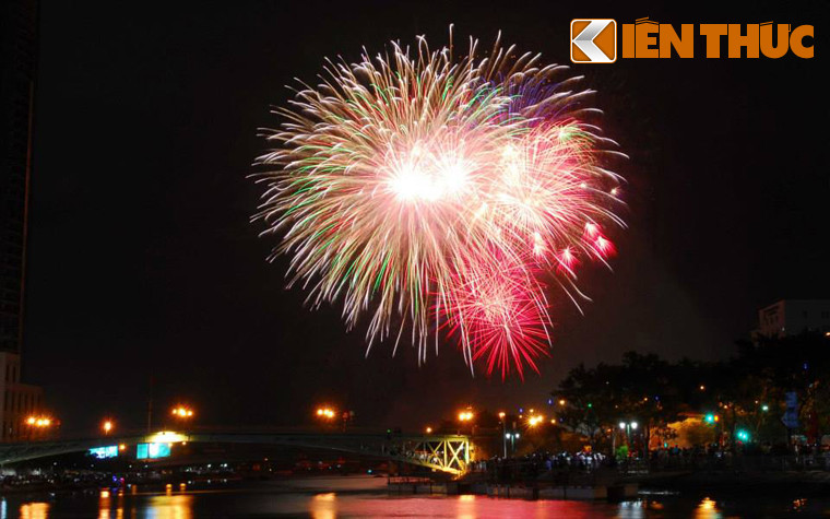 Pháo hoa với những hình thù lạ lẫm và đặc sắc.