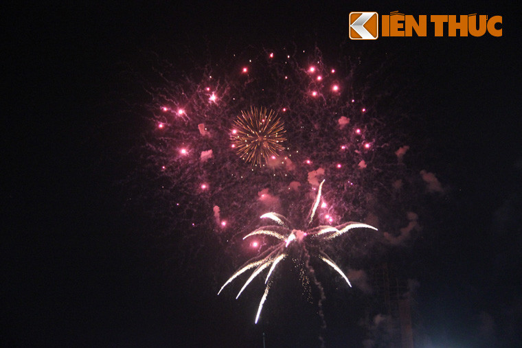 Hàng nghìn người tập trung thưởng thức pháo hoa đêm 2/9. 