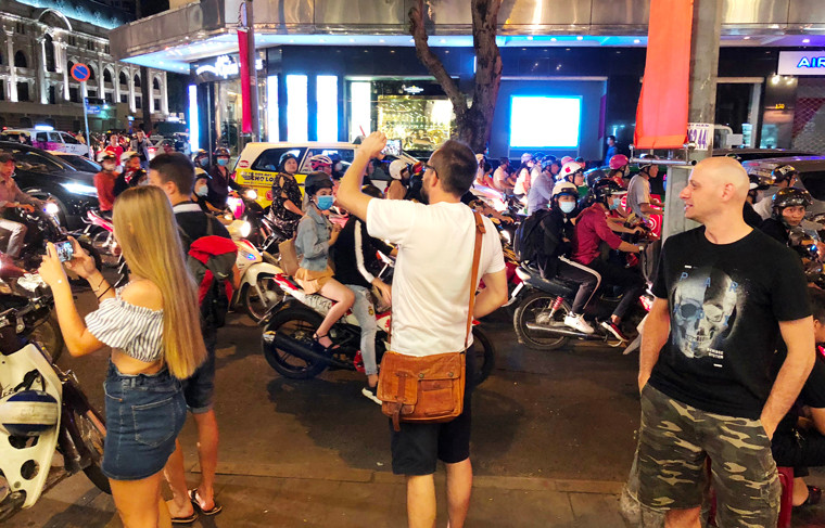 Du khách nước ngoài vô cùng thích thú khi được dịp chứng kiến không khí náo nhiệt ở TP HCM trong đêm Quốc khánh.